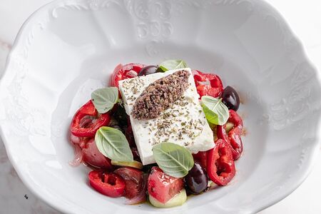 Греческий с сыром фета и оливками каламата