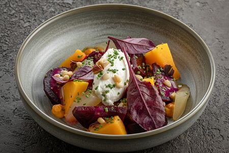 Салат из печеных овощей с карамельной грушей и соленым сыром