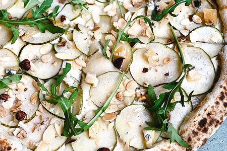 Пицца с грушей и горгонзолой