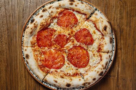 Помидоры, моцарелла, томатный соус