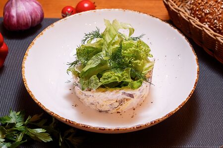 Салат Прага с языком говяжьим и креветками