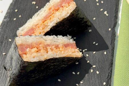 Онигири спайси тунец