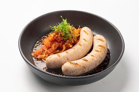 Пикантные колбаски с тушёной капустой и дижонским соусом