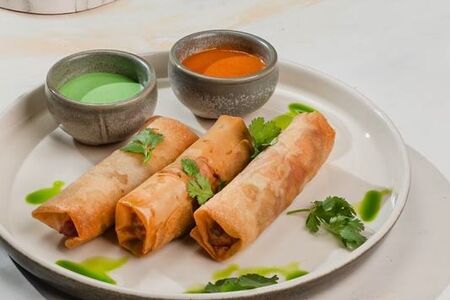 Жареные спринг-роллы с креветкой и лососем 