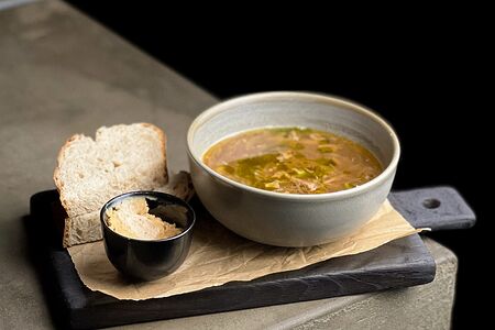 Луковый суп, рваная говядина, масло из зелени 