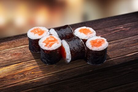 Мини-ролл с копченым лососем
