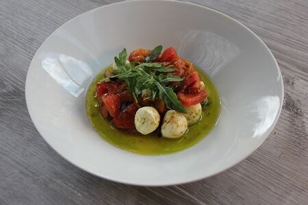 Капрезе с печеным перцем