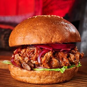 Бургер со рваной свининой
