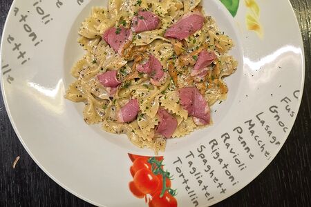 Фарфалле с уткой и лисичками в трюфельном соусе