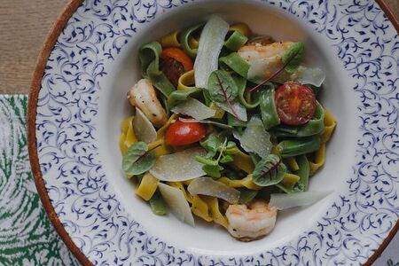 Тальятелле с креветками, спаржей и имбирным песто