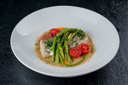 Морской окунь, соус белое вино с зеленой спаржей