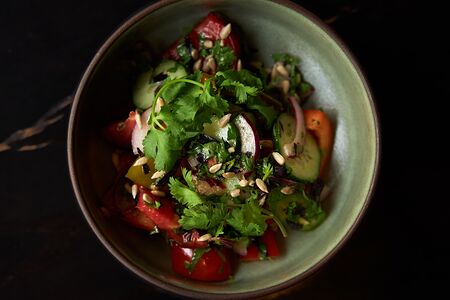 Восточный салат с томатами, огурцами и красным луком 