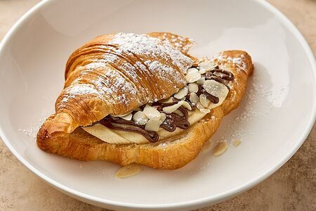 Круассан с шоколадной пастой, бананом и миндалем