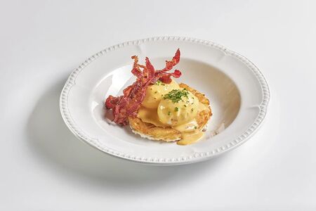 Драник с говяжьим беконом и яйцом Бенедикт