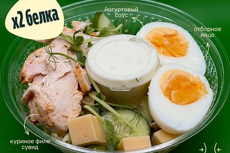 Салат с курицей, сыром, яйцом и йогуртом