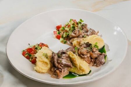 Бефстроганов с мятым картофелем