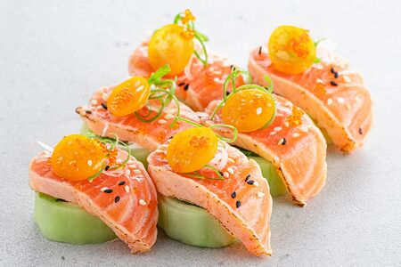 Сашими ролл с лососем (6 шт)