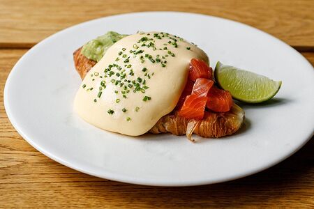 Круассан с лососем и гуакамоле