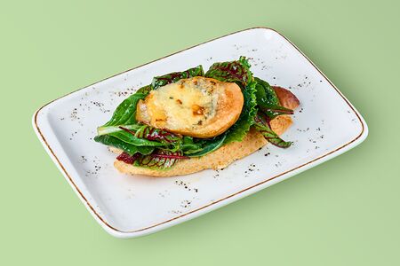 Брускетта с грушей и сыром Дорблю