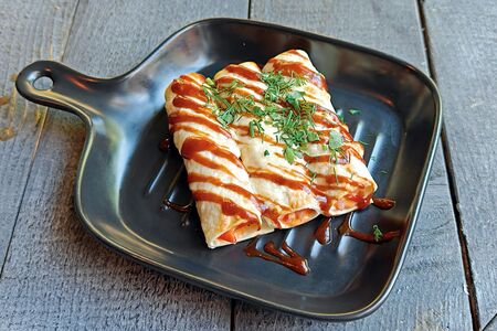 Пикантные роллы из пшеничной лепешки