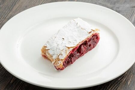 Вишневый штрудель с фундуком