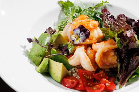 Боул с киноа и креветками