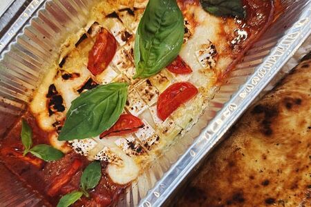 Камамбер, запеченный в томатах, с неаполитанским хлебом