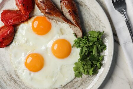 Яичница, колбаска гриль, зелень