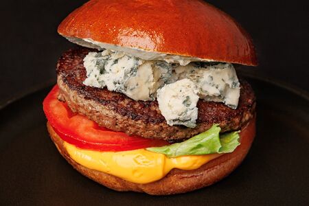 Рогбургер с сыром Дорблю