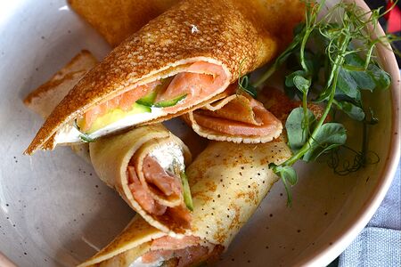 Блины с лососем, огурцом и творожным сыром