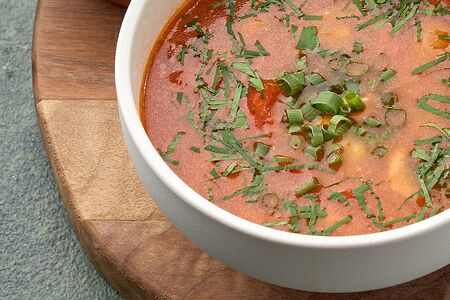 Мясной фасолевый суп с щечками