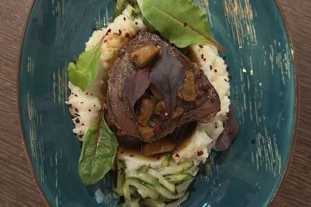 Говяжьи щёки с пюре из сельдерея