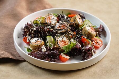 Салат с хрустящими роллами из лосося