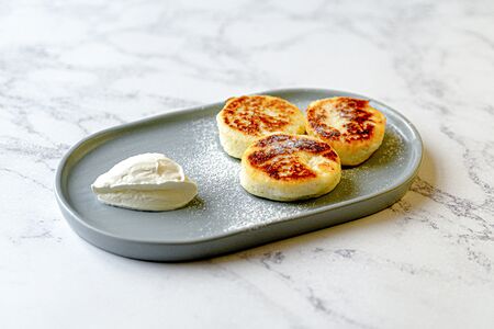 Сырники со сметаной (3 штуки)