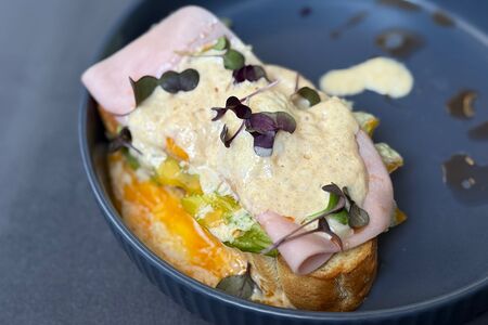 Сырный бенедикт с ветчиной 