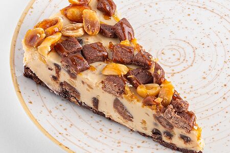 Чизкейк карамельный с арахисом