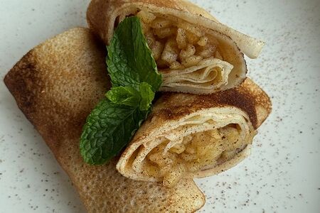 Блинчики с яблоком и корицей