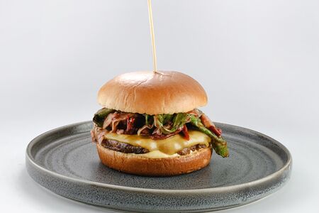 Бургер говяжий с дорблю и брусничным соусом 