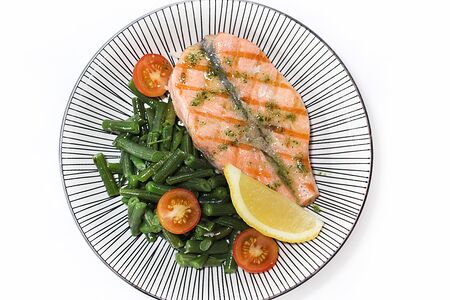 Стейк из лосося на подушке из стручковой фасоли