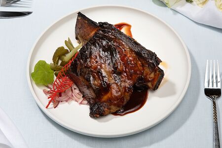 Томленое говяжье ребро с перечным соусом 