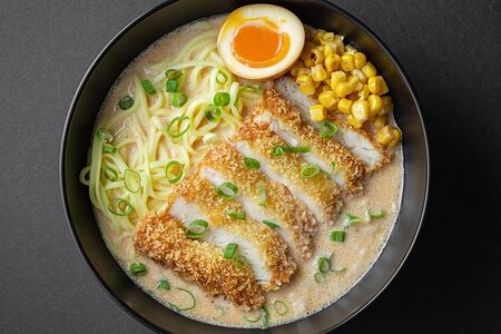 Арахисовый рамен с куриным шницелем 