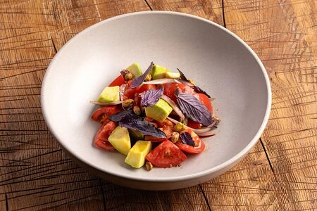 Салат с фисташками, базиликом и реганом