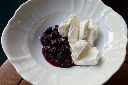 Десерт Павлова с сезонными ягодами