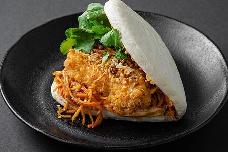 Бао с курицей и маринованными овощами