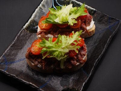 Сэндвич с ростбифом и маринованными томатами