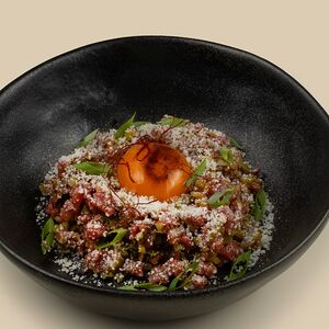 Тартар из говядины с трюфельным маслом