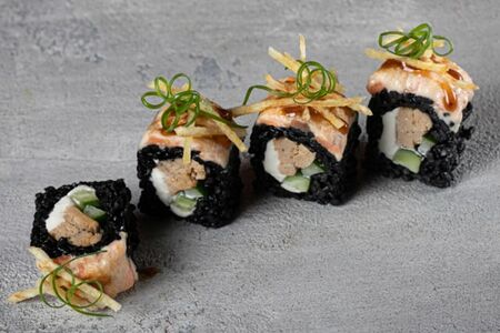 Запеченный ролл с форелью и картофелем пай