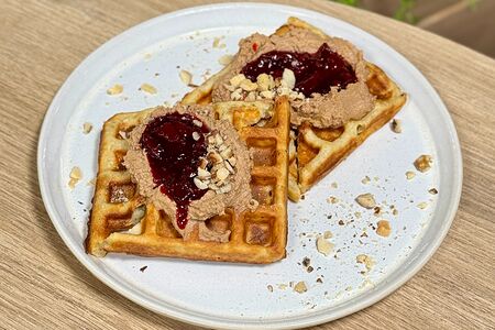 Вафли с паштетом и вишневым конфитюром