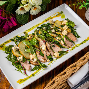 Салат с утиной грудкой, грушей и дор блю