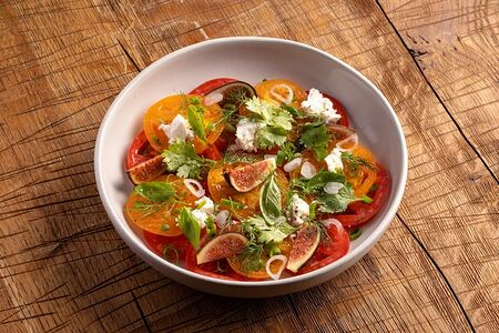 Карпаччо из томатов, инжир, козий сыр